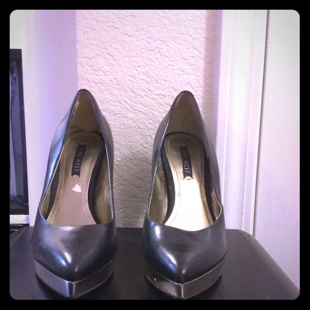 Nine West Size 8 Black Leather Stiletto Heels
